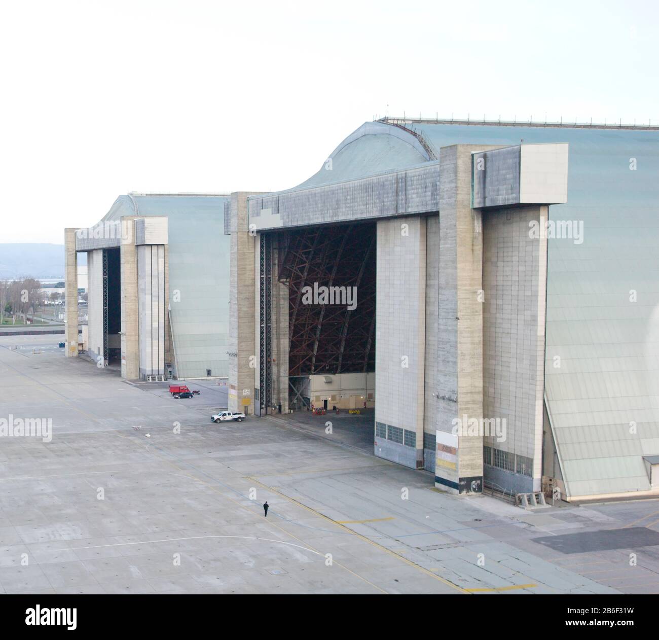 Hangars A Moffett Federal Airfield, Santa Clara County, California, Stati Uniti Foto Stock