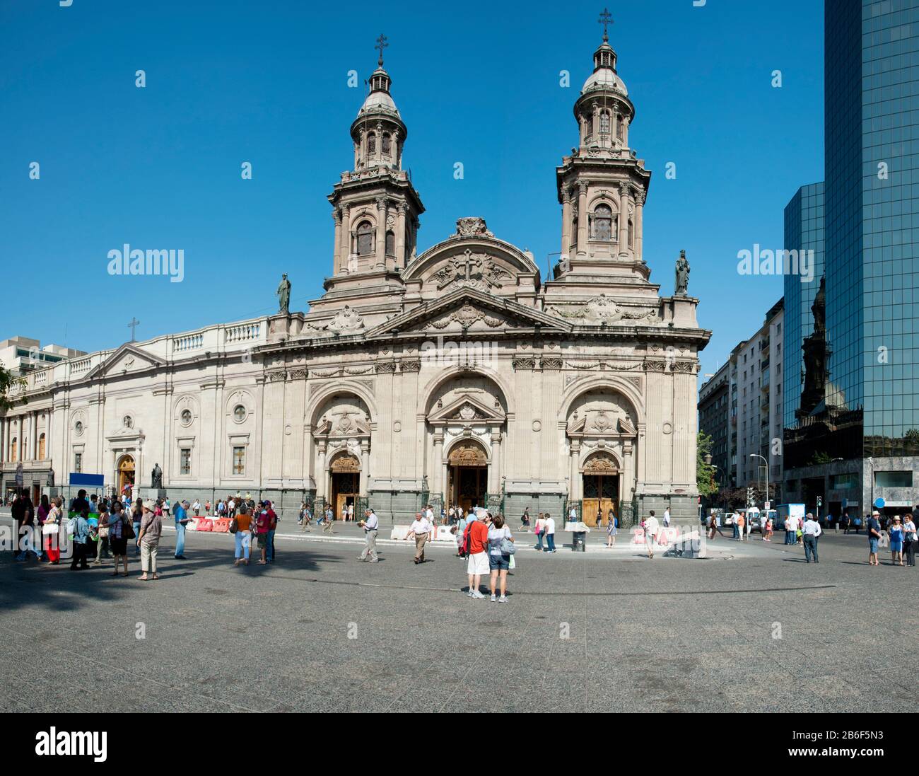 Facciata della Metropolitana Catedral, Plaza de Armas, Santiago, Cile Foto Stock