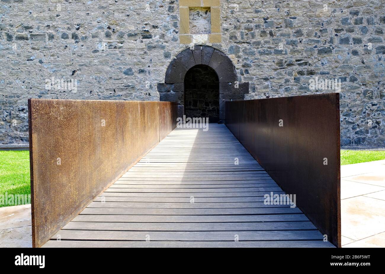 Ingresso a un antico edificio, passerella, vista immersiva. Foto Stock