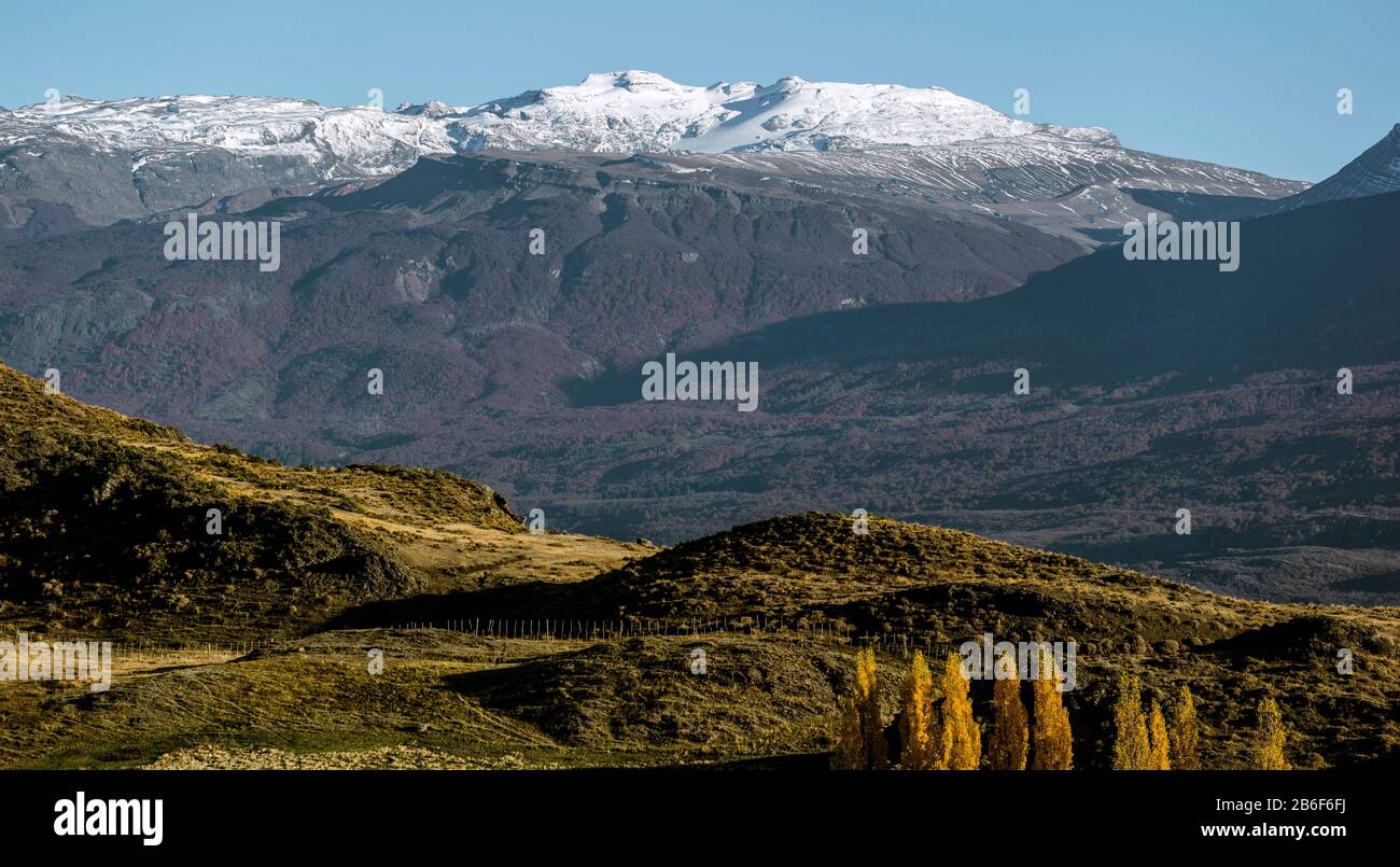 Catena montuosa su un paesaggio, Valle Chacabuco, Parco Nazionale della Patagonia, Regione di Aysen, Patagonia, Cile Foto Stock