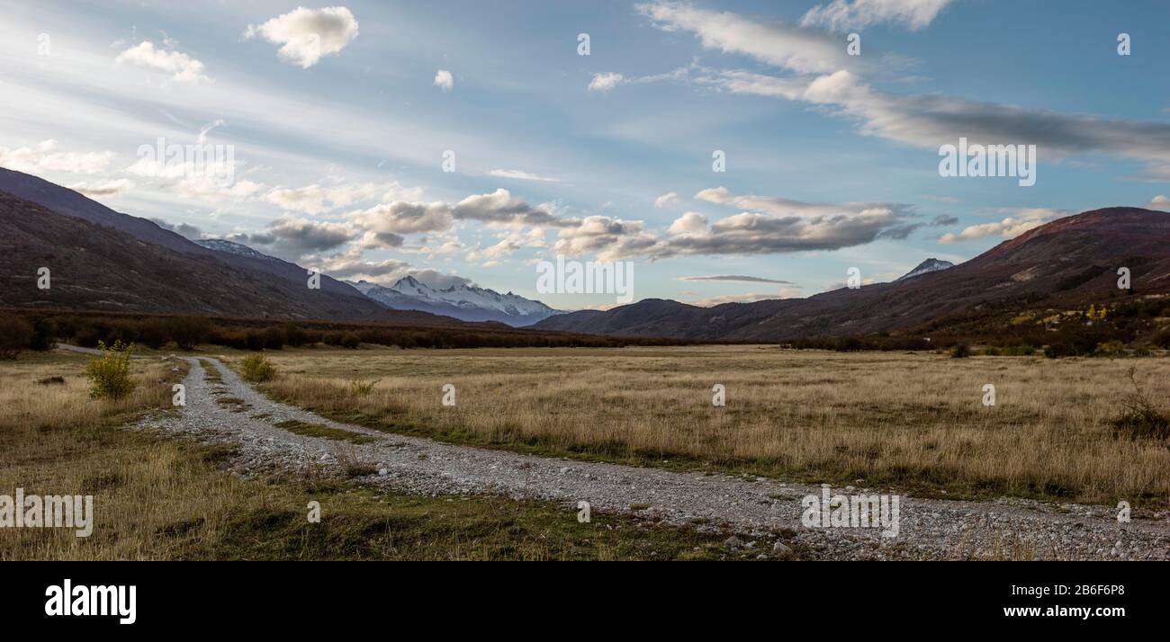 Strada sterrata che attraversa un paesaggio, Aysen Region, Patagonia, Cile Foto Stock