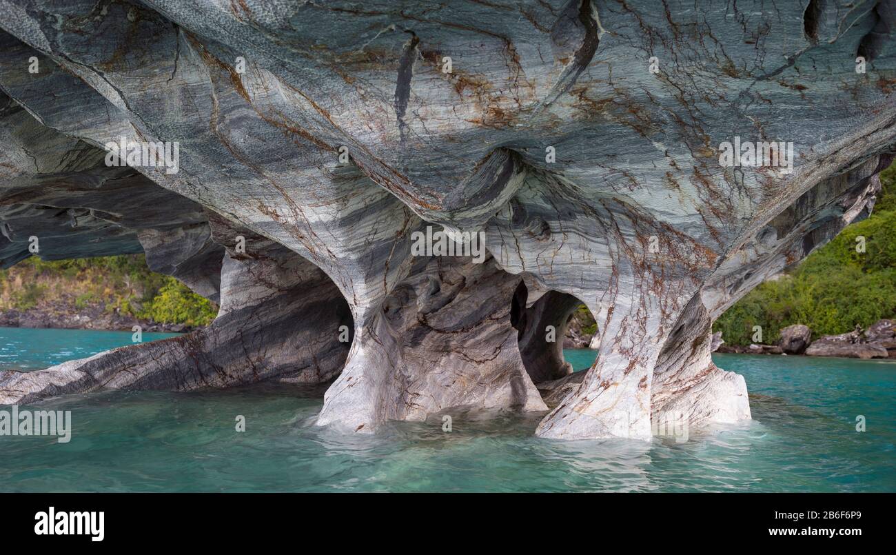 Grotte di marmo con Cappella di marmo e Cattedrale di marmo in un lago, Lago General Carrera, regione Aysen, Patagonia, Cile Foto Stock