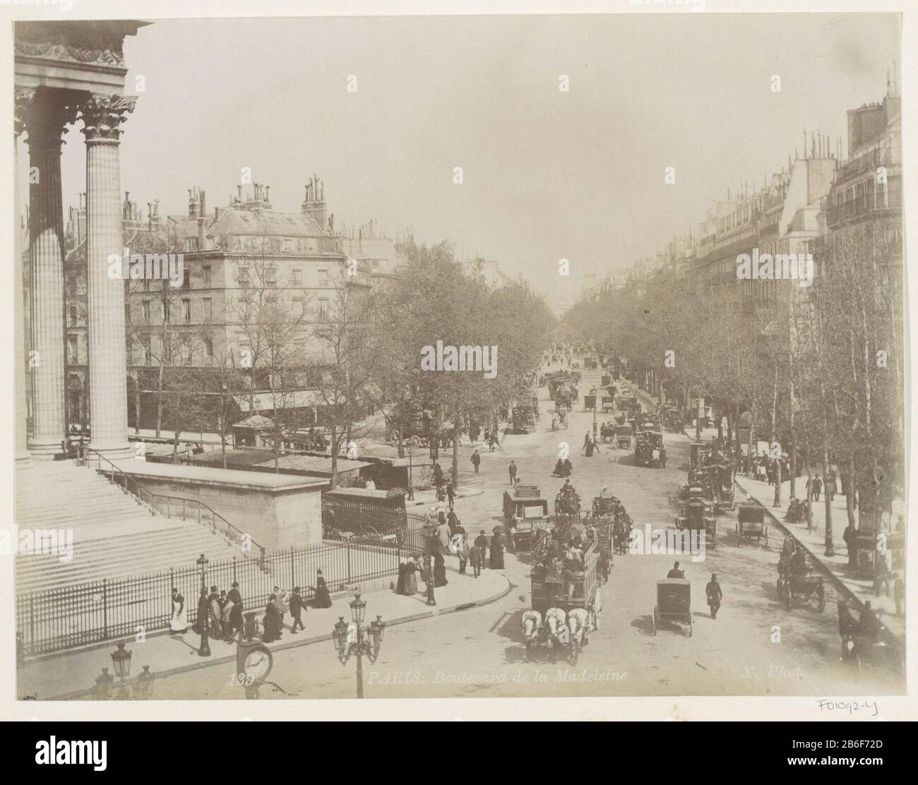 Boulevard de la Madeleine a Parigi con passersby, carrozze di cavalli e boulevard de la Madeleine (oggetto del titolo) Parte di Travel Album con foto di visto che: Condizioni in Belgio e Frankrijk. Produttore : fotografo : X phot.Plats fabbricante: Paris Dating: CA. 1880 - ca. 1900 caratteristiche Fisiche: Albume materiale di stampa: Carta fotografica, cartone Tecnica: Albumina pressione dimensioni: Immagine: H 205 mm × W 268 mm Oggetto: Strada (+ città (-scape) con cifre, personale) diligenza, omnibus, cavallo-tram quattro ruote, animale-disegnato veicolo, ad esempio: Cabina, trasporto, allenatore wh Foto Stock