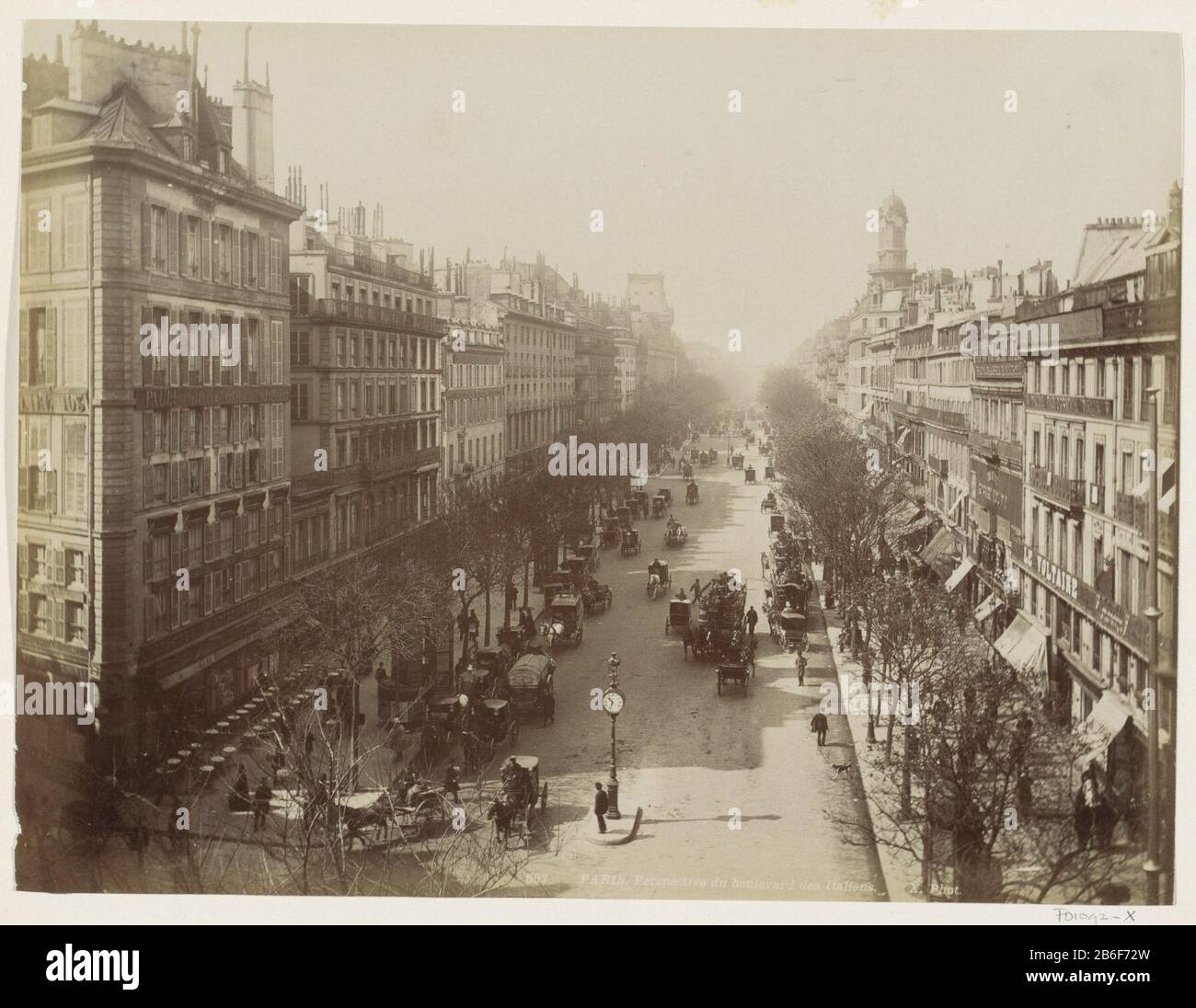 Boulevard des Italiens a Parigi con passersby, carrozze e cavallo-PARIGI Prospettiva du Boulevard des Italiens (oggetto titolo) Parte di Travel Album con foto di visto che: Condizioni in Belgio e Frankrijk. Produttore : fotografo: X phot. Produzione luogo: Parigi Data: CA. 1880 - ca. 1900 caratteristiche Fisiche: Albumen materiale di stampa: Carta carta cartone Tecnica: Albumen dimensioni di stampa: Foto: H 210 mm × W 279 mm Oggetto: Strada (+ città (-scape) con cifre, personale) diligenza, omnibus, cavallo-tram quattro ruote, veicolo disegnato da animali, ad esempio: Cabina, carrozza, pullman dove boulevard Foto Stock