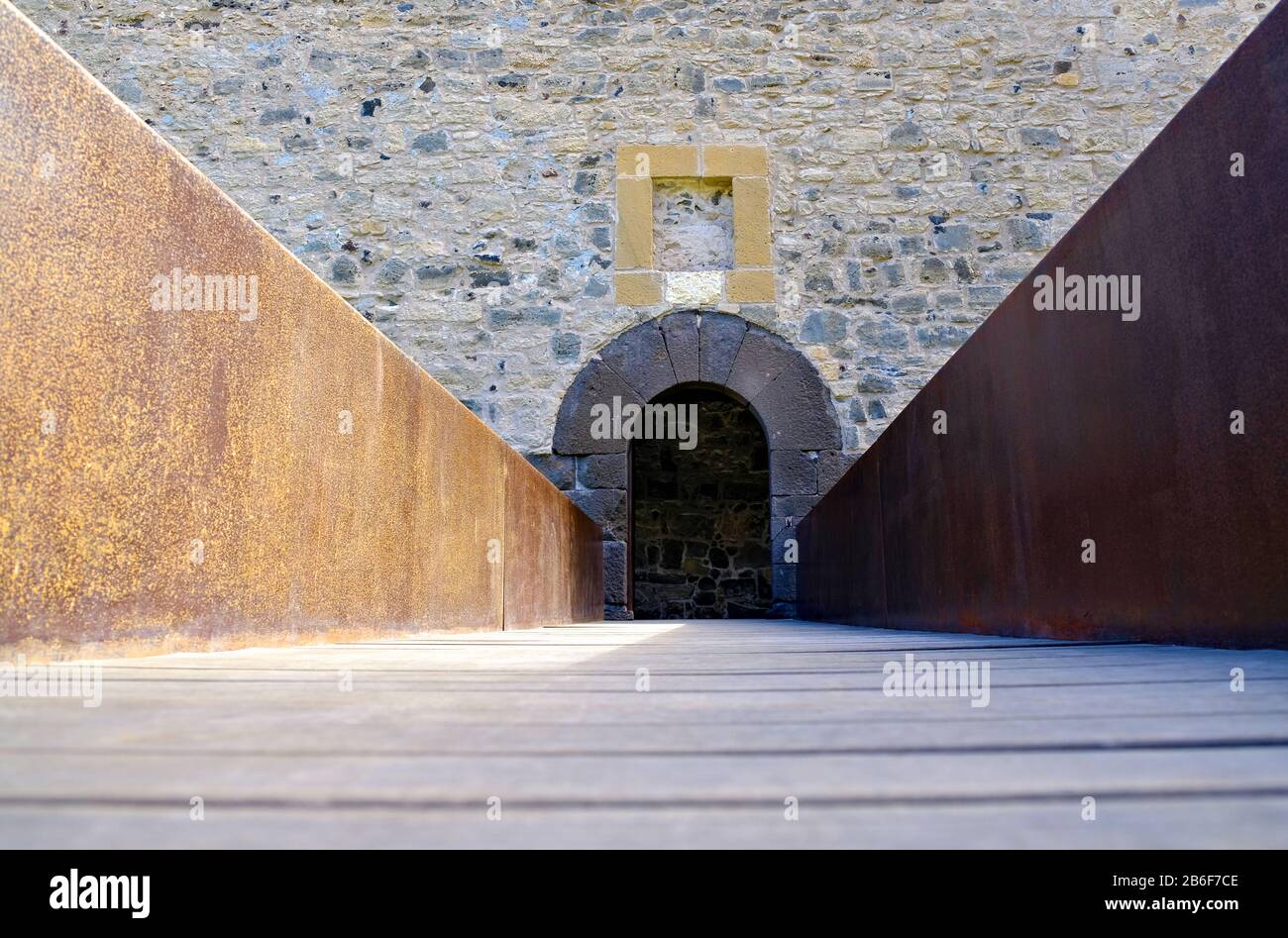 Ingresso a un antico edificio, passerella, vista immersiva, prospettiva ad angolo molto basso. Foto Stock