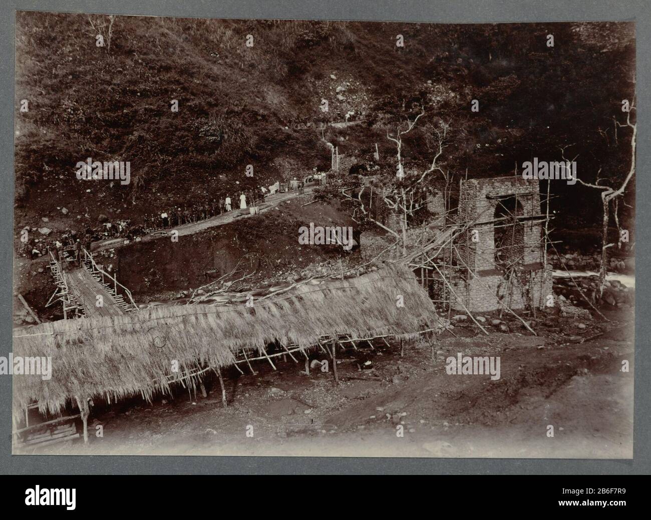 Costruzione del ponte sul Woih ni enang la costruzione del ponte sul Woih ni enang. Inge Stuck foto in un album di 87 fotografie della costruzione del Gajoweg nel nord di Sumatra tra Bireuen e Takinguen tra il 1903-1914. Produttore : fotografo: Anonymous place manufacturing: North Sumatra Dating: 1903 - 1913 caratteristiche Fisiche: Luce naturale gelatina argento stampa materiale: Carta Tecnica: Luce naturale gelatina argento stampa dimensioni: Foto: H 138 mm × W 200 mmspedizione ToelichtingNa al Gajo e Alaslanden condotto da Van Daalen (primo tour nel 1901), era cha Foto Stock