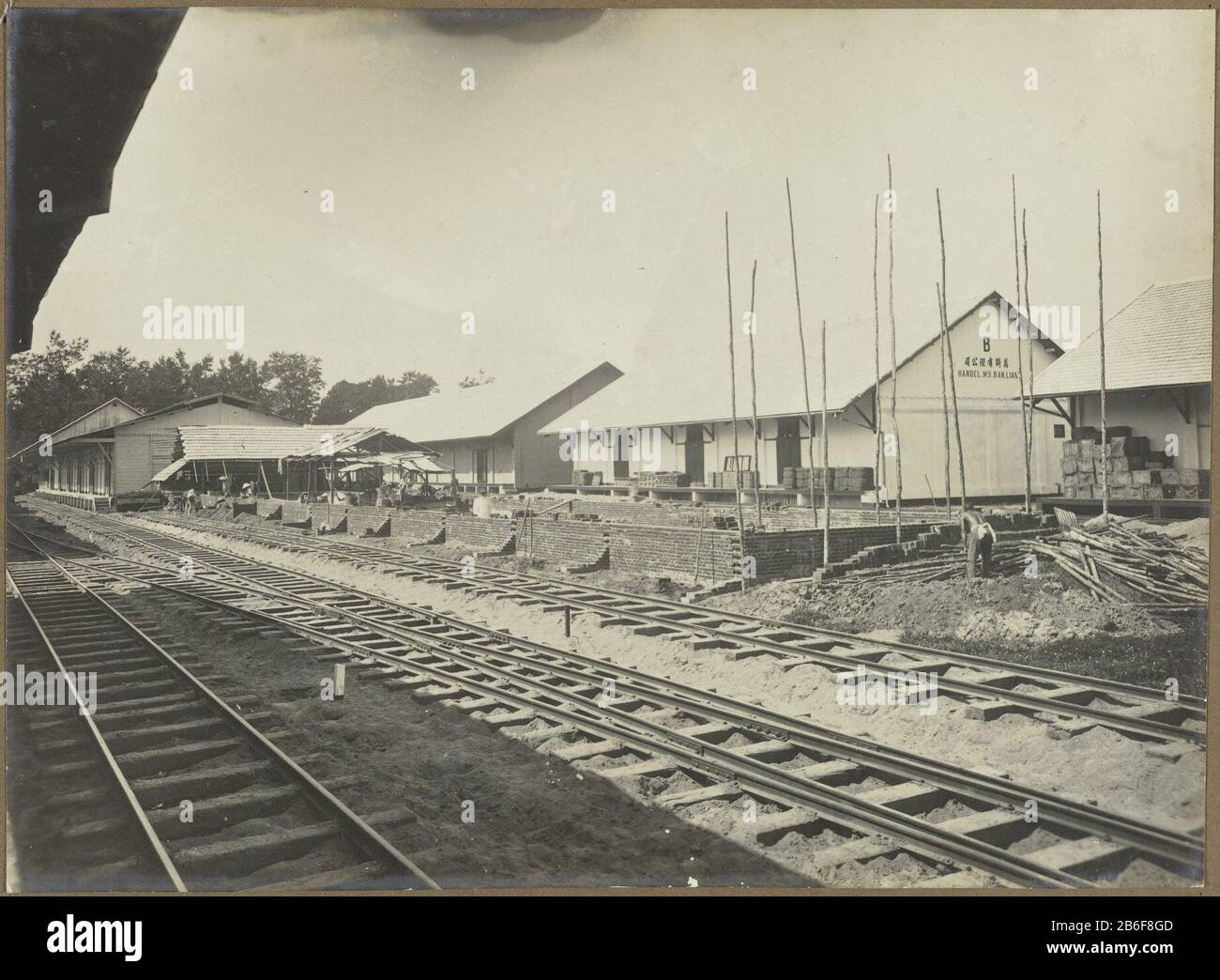 Costruzione di un edificio lungo la pista la costruzione di un edificio commerciale lungo la pista, Dove: Apparentemente a Medan. Foto dell'album fotografico degli architetti e costruttori olandesi Bennink e Riphagen a Medan negli anni intorno al 1914-1919. Produttore : fotografo: Anonymous place manufacturing Medan dating: 1914 - 1919 caratteristiche Fisiche: Gelatina argento materiale di stampa: Carta Tecnica: Gelatina argento dimensioni di stampa: H 147 mm × b mm Data 202: 1914 - 1919 Foto Stock