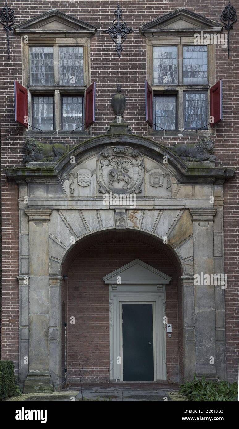 Frammento di costruzione Steenhouwwerk van de gevel (stadzijde) van de Waterpoort te Gorinchem, bestaande uit steenstukken en drie stuks gevelankers. Materiale: Steen (materiaal) Foto Stock
