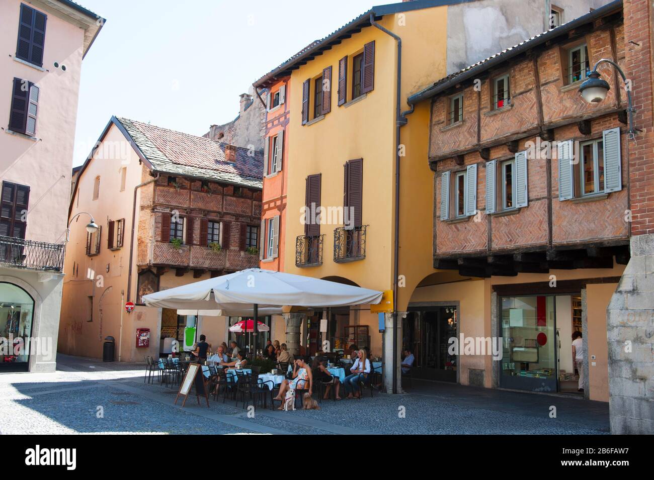 Persone al caffè del marciapiede, Piazza San fedele, Como, Lombardia, Italia Foto Stock