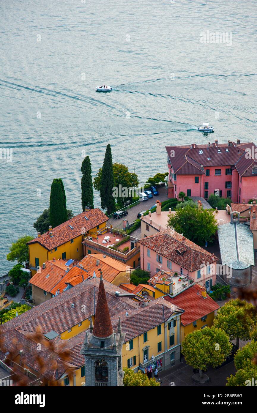 Vista ad alto angolo di edifici in una città sul lago, Varenna, Lago di Como, Lombardia, Italia Foto Stock