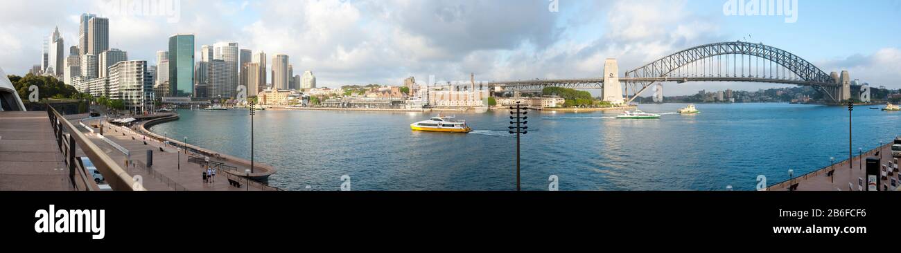 Edifici a waterfront, la Circular Quay, le Rocks, il Ponte del Porto di Sydney, Sydney, Nuovo Galles del Sud, Australia Foto Stock