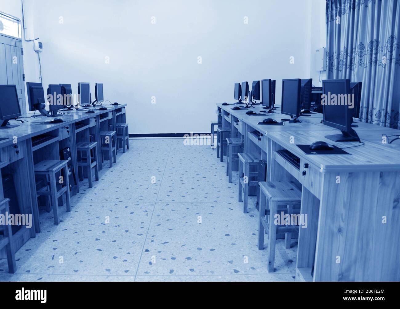 Computer Lab, sistemato ordinatamente file di computer. Foto Stock