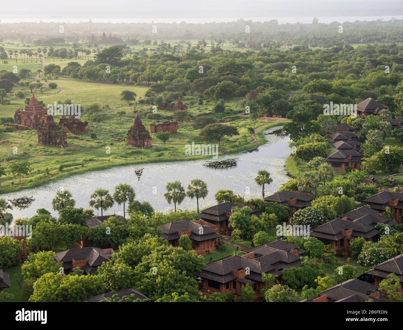 Ville al Aureum Palace Hotel e stupa nelle vicinanze nella pianura di Bagan, Mandalay Regione, Myanmar Foto Stock