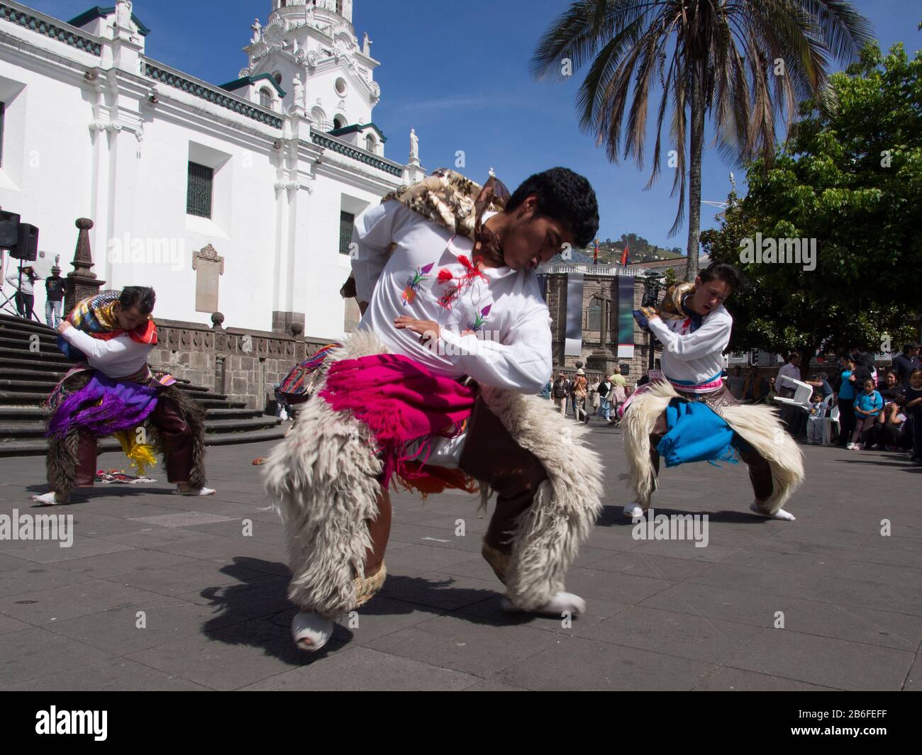 Ballerini maschili che celebrano il festival Inti Raymi, Hotel Plaza Grande, Quito, Ecuador Foto Stock