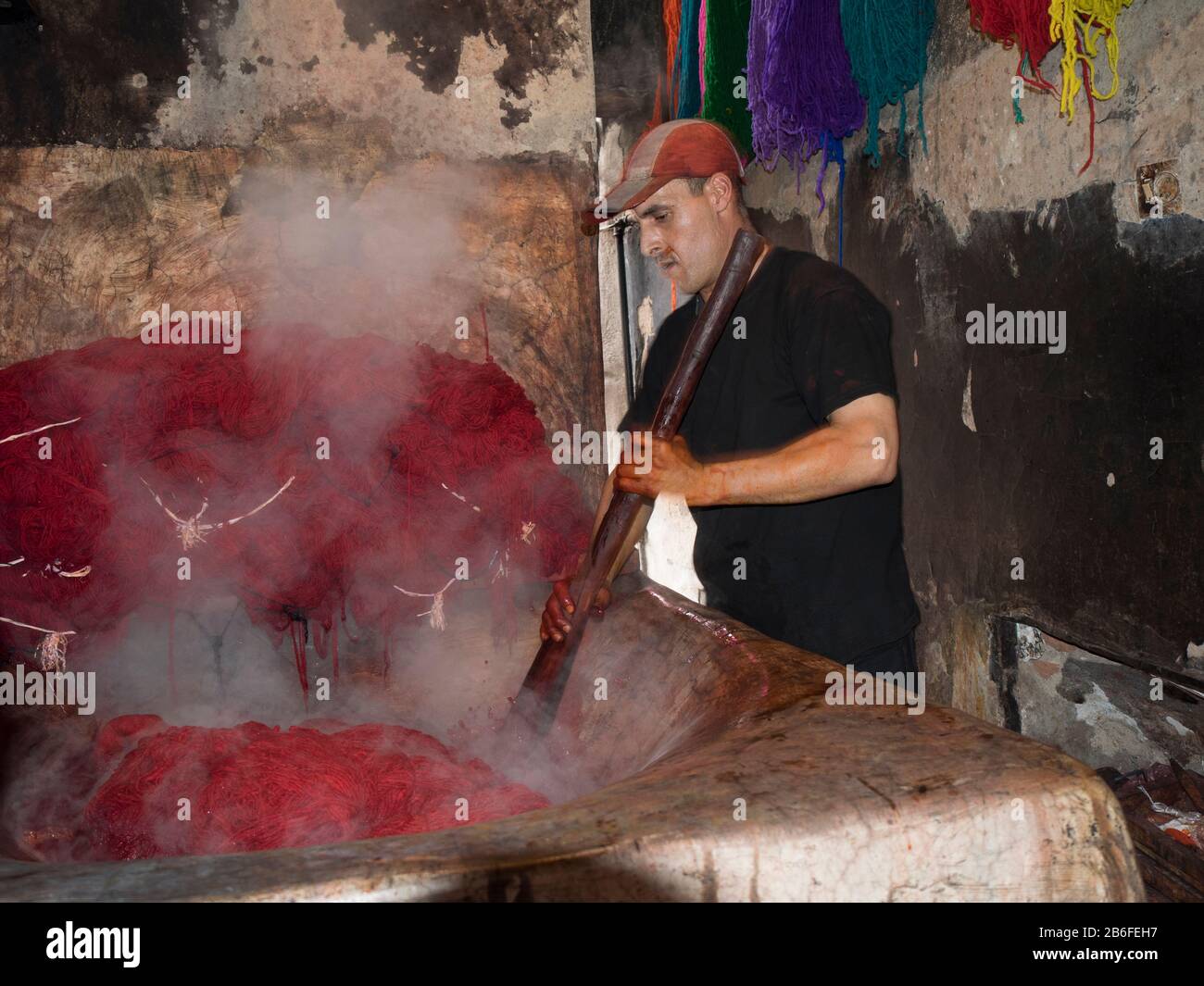 L'uomo tintura lana nel souk, Marrakech, Marocco Foto Stock
