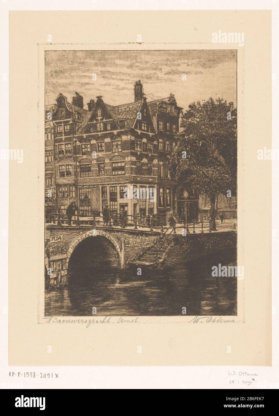 Brouwersgracht, Amsterdam (oggetto originale del titolo) Case all'angolo tra Prinsengracht e Brouwersgracht ad Amsterdam. A sinistra, un ponte sull'acqua, il Lekkeresluis. Produttore : print maker: W. Ottema (Personal Handy Signed) Dating: Caratteristiche in o per 1938 Fisico: Etching, roulette e plate tone in brown materiale: Paper Tecnica: Etching / roulette / plate tone measurements: Plate edge: H 240 mm × W 177 mm Oggetto: Ponte in città attraverso il fiume, il canale, ecc. alloggi urbani dove Prinsengracht Brewers Nice Sluis Foto Stock