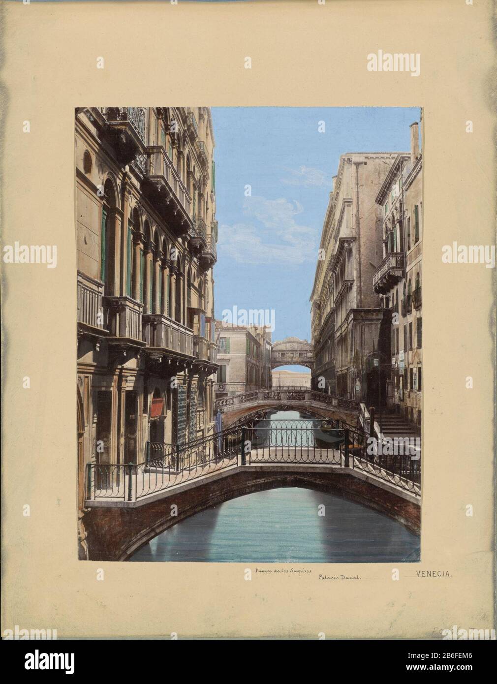 Parte della Galleria di Viaggi con foto e disegni di Manuel Mayo 1876. Produttore : fotografo: Anonymous luogo produzione: Venezia Data: 1850 - 1876 caratteristiche Fisiche: Albume colorato materiale di stampa: Carta vernice acquerello Tecnica: Pressione albumina / colore della mano / photographie peinte dimensioni: H 177 mm × W 233 mm Oggetto: Viaggiare; ponte turistico prigione palazzo, prigione dove: DogepaleisPonte dei Sospiri Foto Stock