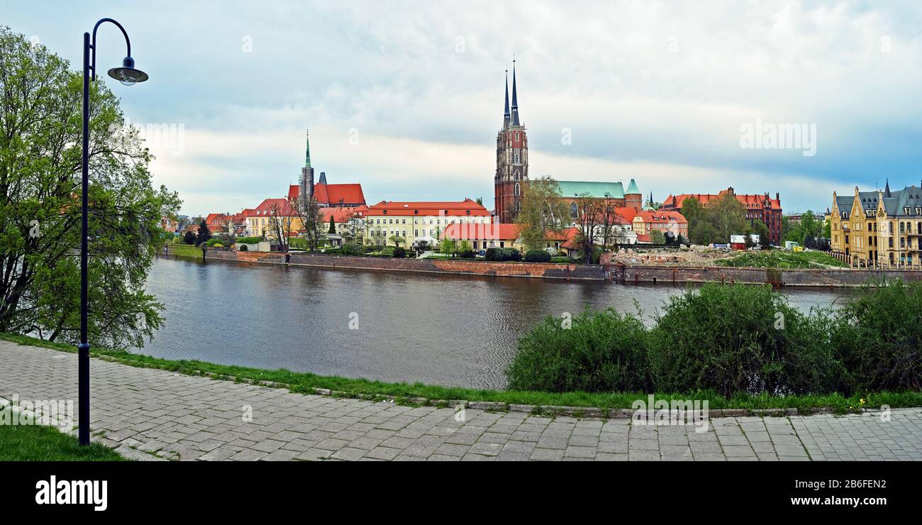 Fiume con una cattedrale sullo sfondo, Oder River, Cathedral Island, Wroclaw, Slesia, Polonia Foto Stock