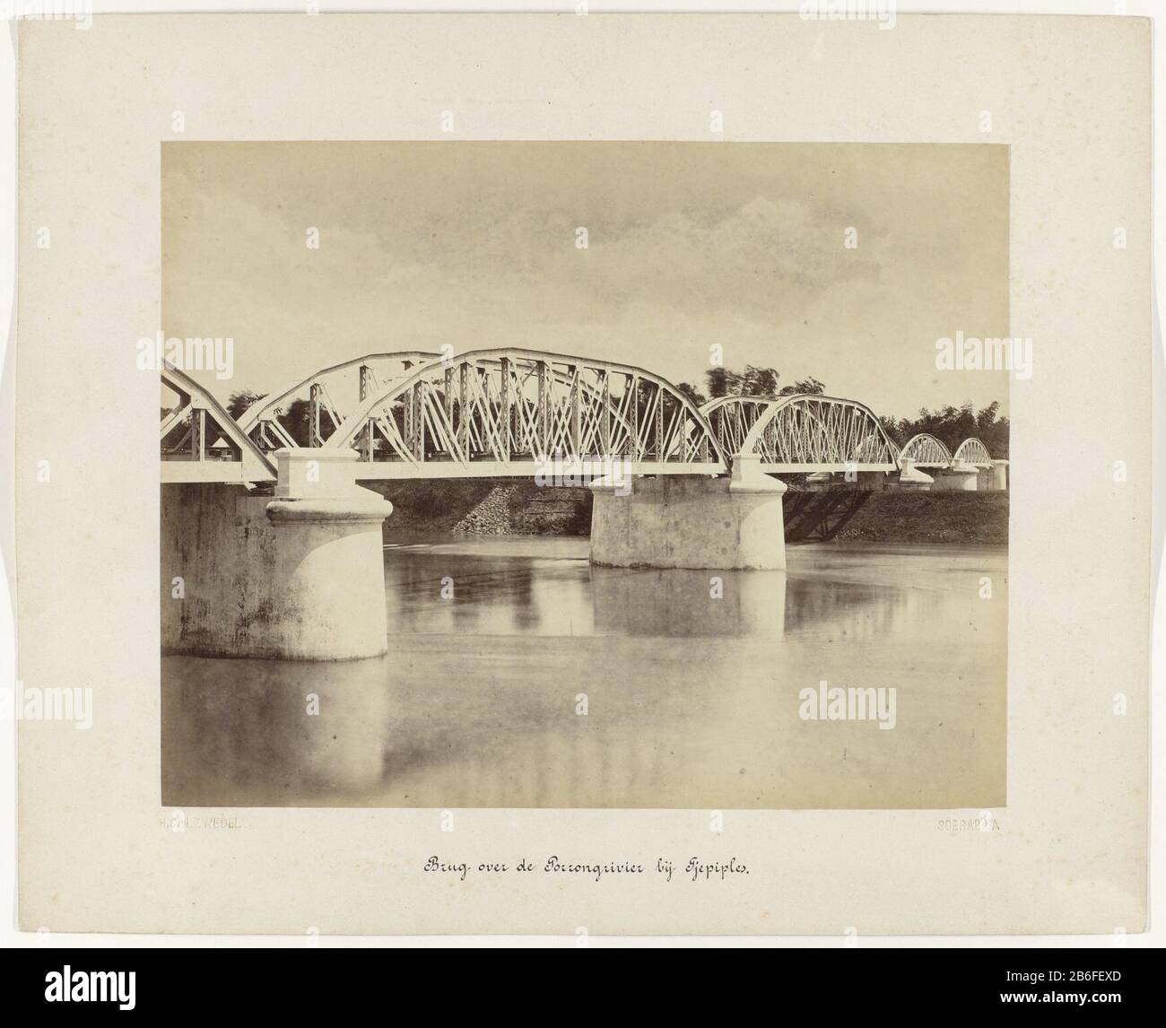 Ponte sul Porrongrivier a Tjepiples (oggetto del titolo) Ferrovie dello Stato Java (titolo della serie) Ponte ferroviario sul Porrongrivier a Tjepiples. Parte di un gruppo di 62 foto in una scatola con l'iscrizione Ferrovie dello Stato su Java dal 1888. Produttore : fotografo Herman Salzwedel (elenco proprietà) Luogo di produzione: Surabaya datazione: 1880 - 1888 caratteristiche Fisiche: Albumen materiale di stampa: Carta Tecnica: Albumen stampa dimensioni: Foto: H 215 mm × W 275 mmkarton: H 300 mm × W 370 mm Data: 1880 - 1888 Foto Stock