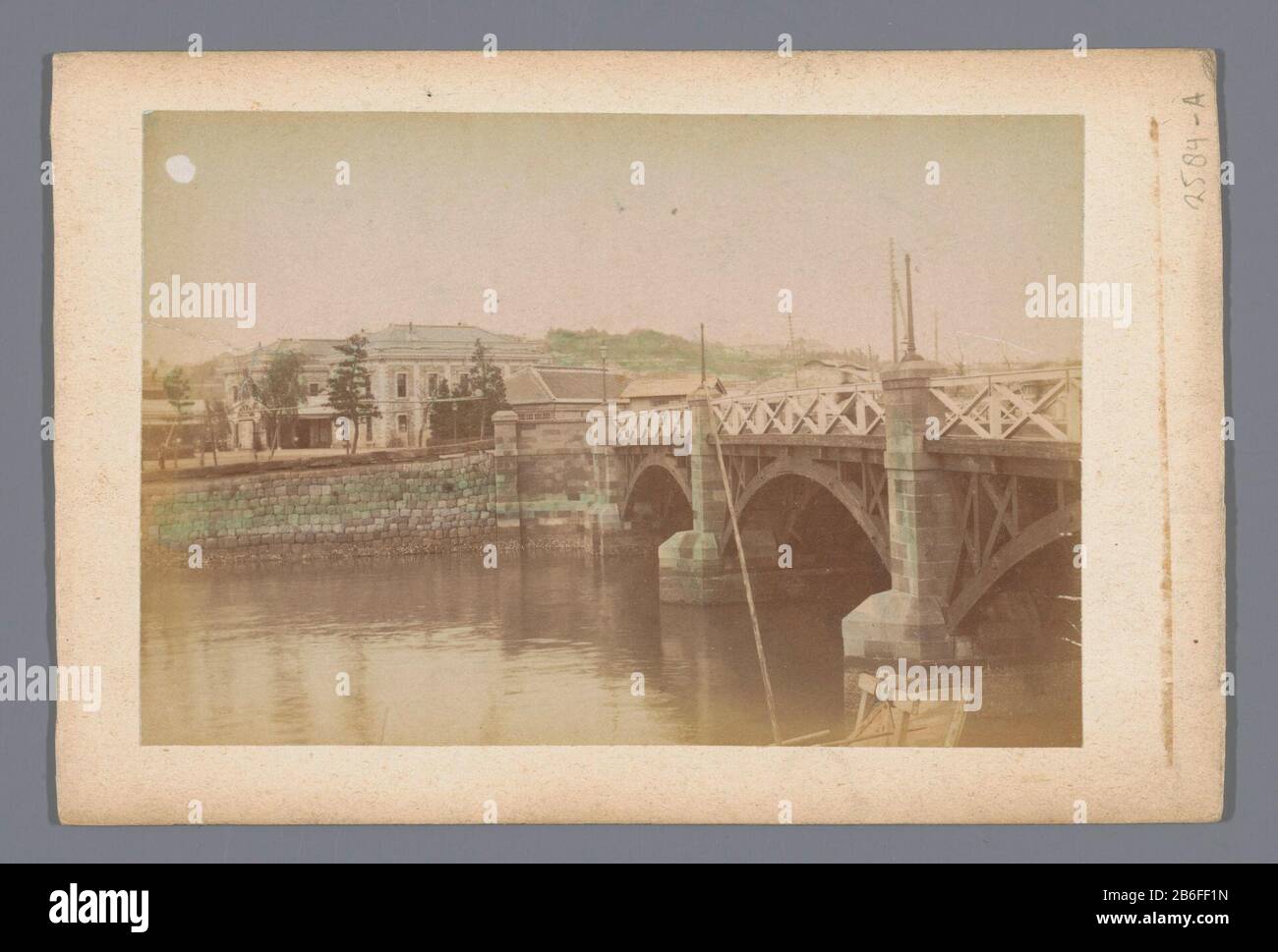 Ponte sopra un fiume in Giappone Ponte sopra un fiume in Giappone Tipo Di Proprietà: Fotografie numero articolo: RP-F-F02584-A Produttore : fotografo: Anonimo luogo fabbricazione: Sconosciuto Data: CA. 1860 - ca. 1920 caratteristiche Fisiche: Albume colorato materiale di stampa: Cartone carta acquerello Tecnica: Stampa albume / mano colore dimensioni: Foto: H 90 mm × W 137 mmblad: H 113 mm × W 170 mm Oggetto: Città ponte e paesaggi con strutture umane e. Foto Stock