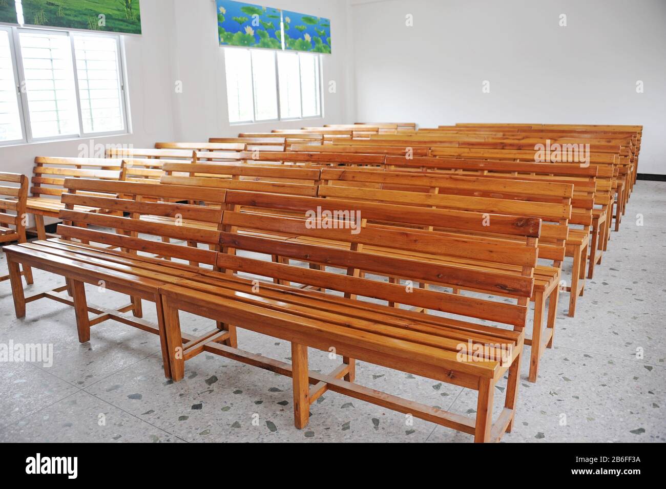 Panchine di legno vuote in classe nella scuola rurale, Heyuan, provincia di Guangdong, Cina. Foto Stock