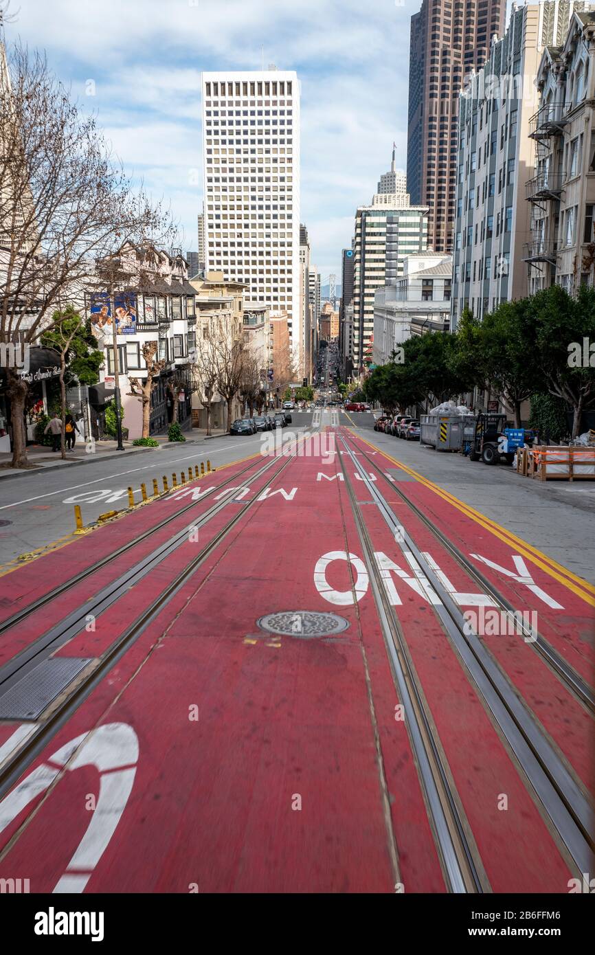 Strade di San Fracisco con funivia o tram piste sulle colline, California, Stati Uniti Foto Stock