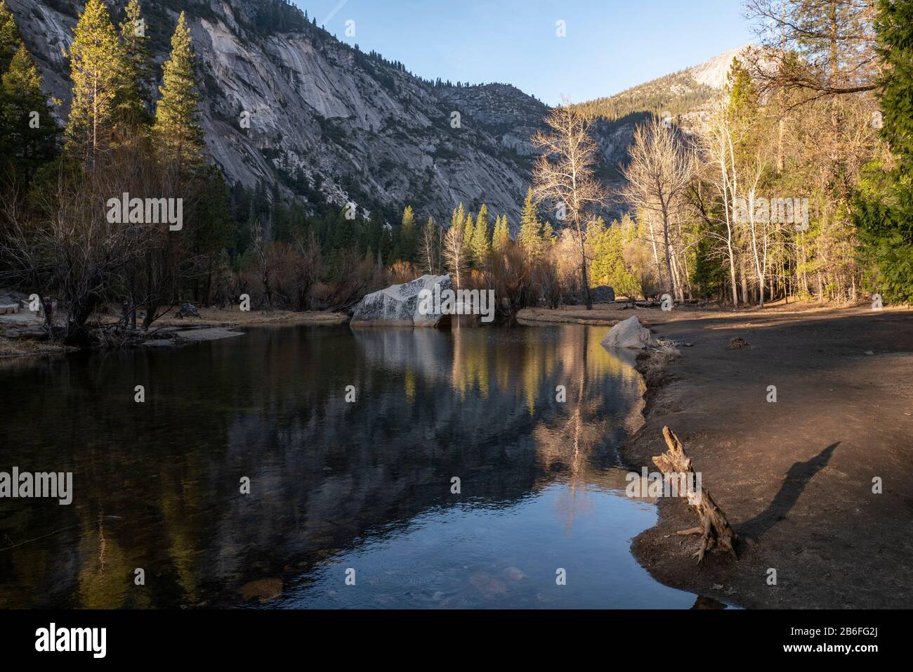 Specchia Il Paesaggio Del Lago, Parco Nazionale Di Yosemite, California, Stati Uniti Foto Stock