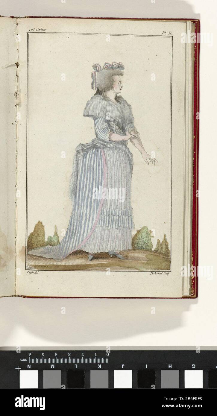 Cabinet of Modes or Methods News, 15 luglio 1786, pl II Robe à la Turque. De vrouw is, volgens de begeleidende tekst, gekleed in een ‘robe à la Turque’ van witte lo sguardo si è incontrato con glanzende en zachtlila strepen, afgezet ha incontrato zachtroze pelucchi. Sjaal van wit geruite sguardo incontrato een franje van witte zijde, van voren gekruist en op de rug onder de ceintuur geknopt. Kapsel met twee strikken van gestreept pelucchi, zonder hoofddeksel. Lila schoenen met hakken en een strook van roze pelucchi (Accessoires: Oorbel, lange handschoenen, chatelaine). De prent maakt deel uit van het 17e Cahier uit de serie Cabinet des Modes Foto Stock