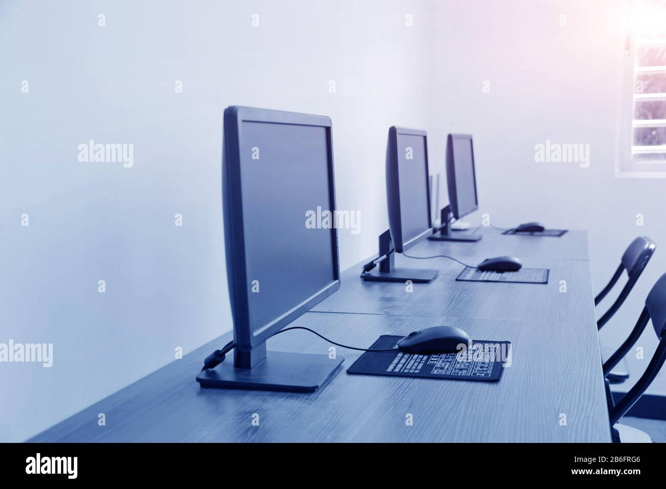 Computer Lab, sistemato ordinatamente file di computer. Foto Stock