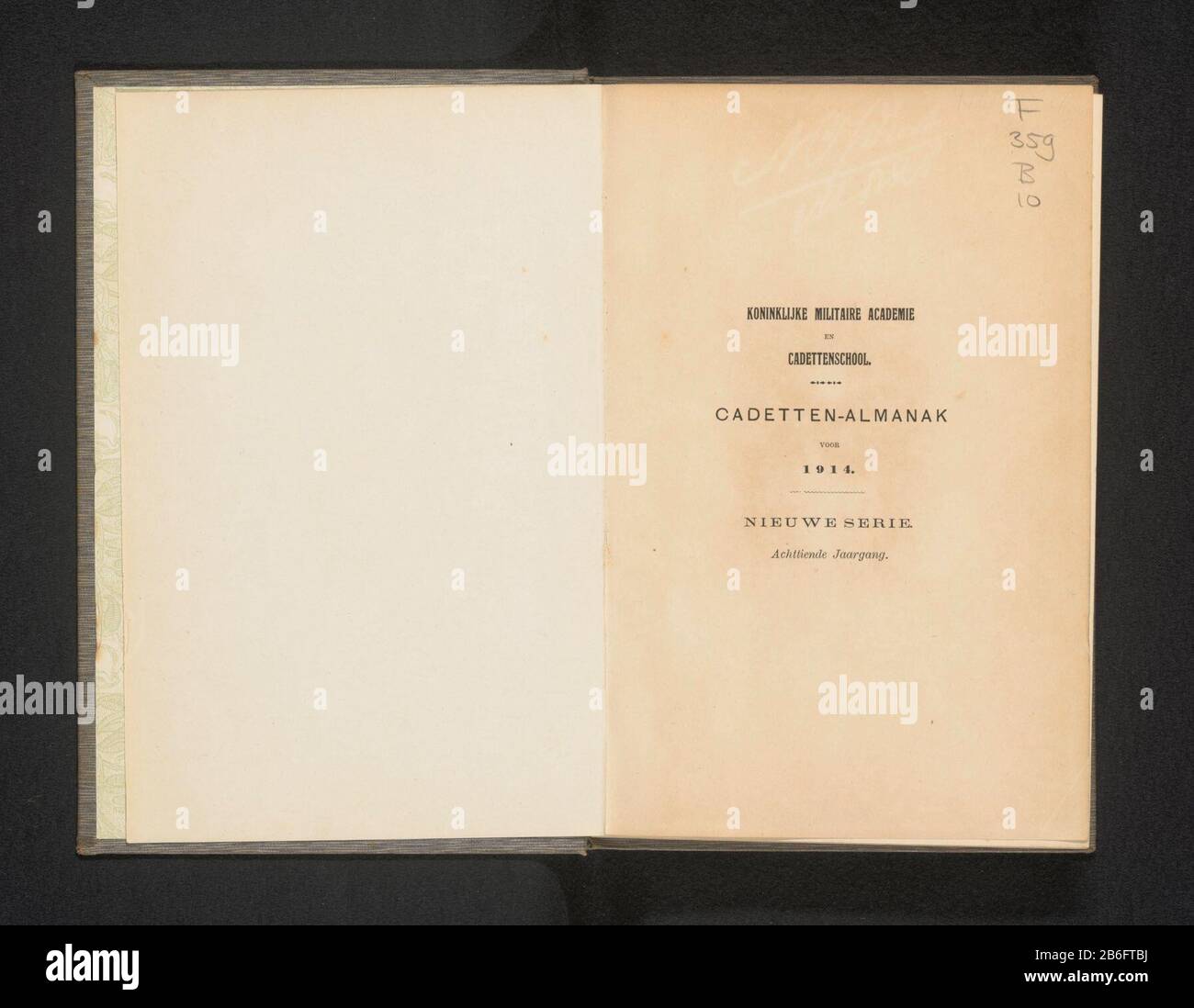 Cadet-almanac (oggetto del titolo) Cadets almanac (oggetto del titolo) Tipo Oggetto: Libro numero articolo: Bi-H 4133-21 Iscrizioni / marchi: Nome, recto first flyleaf scritto a mano: '[.]. CJ Drost / [...] 'fabbricazione Data: 1913 Materiale: Carta fotografica carta asciugamani carta tecnica di cartone: Stampa / carta decorativa (arte) / legno engra / gelatina pressione argento / Autotypie dimensioni: H 216 mm × W 150 mm × D 22 mm Foto Stock