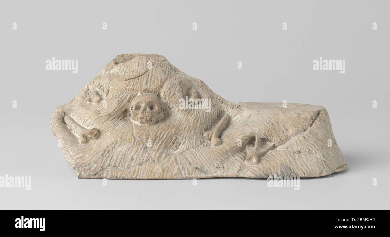 Calvarieberg Tegen een langwerpige heuvel een doodshoofd en beenderen. Afplatting rechts bovenop voor St. Jan, bovenin een milze et voor het kruis. Produttore : beeldenbakker: AnoniemPlaats fabbricante: Utrecht Dating: CA. 1450 Kenmerken Fisici: Pijpaarde Materiale: Pijpaarde dimensioni: H 8,7 cm. × b 23,5 cm. × d 8 cm. Foto Stock