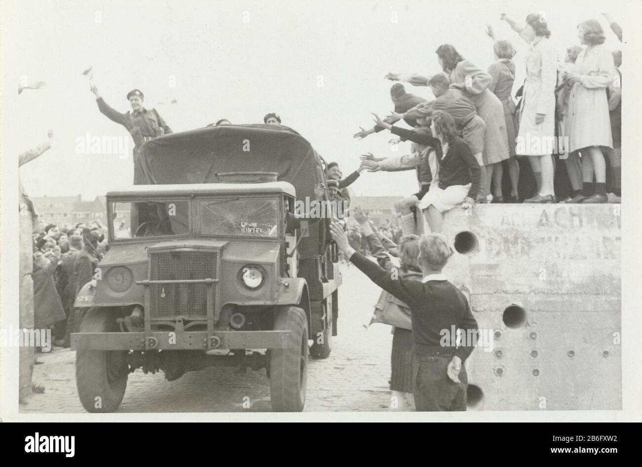 I soldati canadesi sono accolti in un veicolo ad Amsterdam i canadesi che entrano ad Amsterdam, 11 maggio 1945 (oggetto del titolo) i veicoli militari canadesi sono benvenuti ad Amsterdam, 11 maggio 1945 (oggetto del titolo) Tipo Di Proprietà: Fotografie numero articolo: RP-F F17847 Produttore : fotografo: Anonimo luogo fabbricazione: Sconosciuto Data: 11 maggio 1945 caratteristiche Fisiche : gelatina argento stampa su carta materiale: Carta Tecnica: Gelatina argento stampa dimensioni: Foto: H 120 mm × W 182 mmOnderwerp Foto Stock