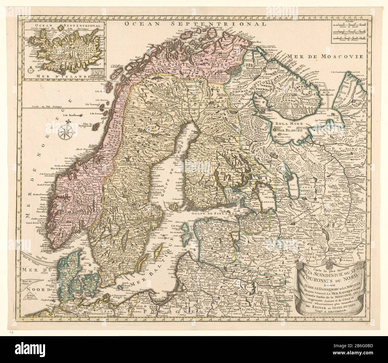 Mappa della Scandinavia, colorata per paese, confine giallo, mappa inset dell'Islanda L.B. Nord girò leggermente a destra, L. M. Compass. R. B. in scala in svedese, danese-tedesco e francese miglia. Titolo: Carte la Plus Nouvelle / ou DE LA SCANDINAVIE LES / COURONNES DU NORD / Scavoir / LA SUEDE LE DANE MARC et LA NORVEGE / Ou Lon Trouve LA MER Baltique et une / grande partie de la Muscovy etc. Firmato; R.O .: Par REGNER et IOSUE OTTENS. Produttore : editore: Reinier Ottens (i), editore: Joshua Otten Luogo produzione: Amsterdam Data: 1700 - 1750 Materiale: Paper Tecnica: Engra (processo di stampa) / Foto Stock