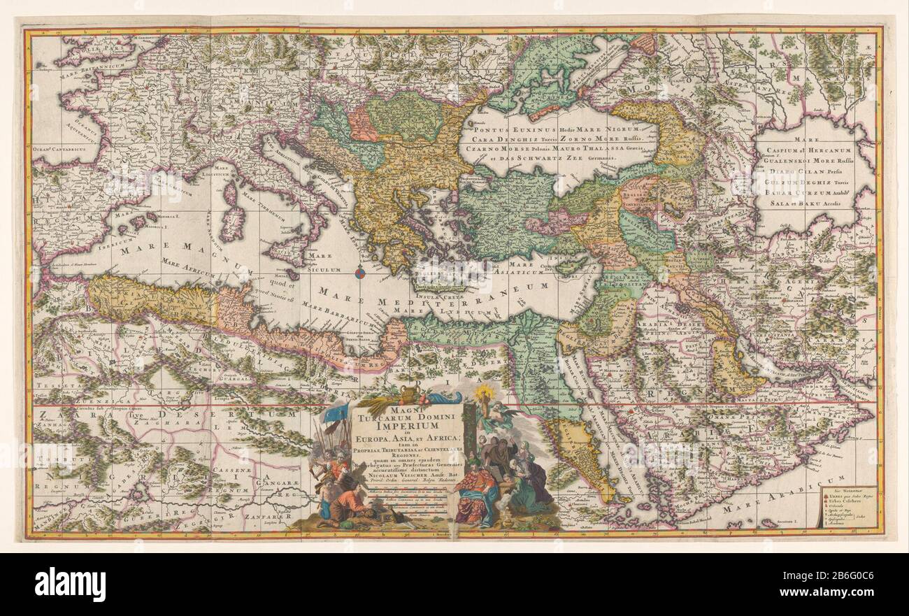 Cartografia nei Paesi Bassi mappa della regione mediterranea dell'Europa, dell'Africa e del Medio Oriente (Impero Ottomano) carta dell'Impero Turco, aree colorate, alberi, montagne ed edifici disegnati, confine giallo. Windroos m. Iscrizione circolare M.O. scena marziale e allegorica nei confronti del sultano turco. Legenda r.o. Iscrizioni; m.o .: Magni / TURCARUM DOMINI / EMPIRE / in. Europa, ASIA, AFRICA ET, .....etc. Firmato; m.o .: Per NICOLAUM VISSCHER Amst: BAT: M.o .: Tideman F. W.v. gouwen sch. Produttore : cartografo: Nicolaes Visscher (i) esecutore: Gilliam van der Gouwe Performer: PH Foto Stock