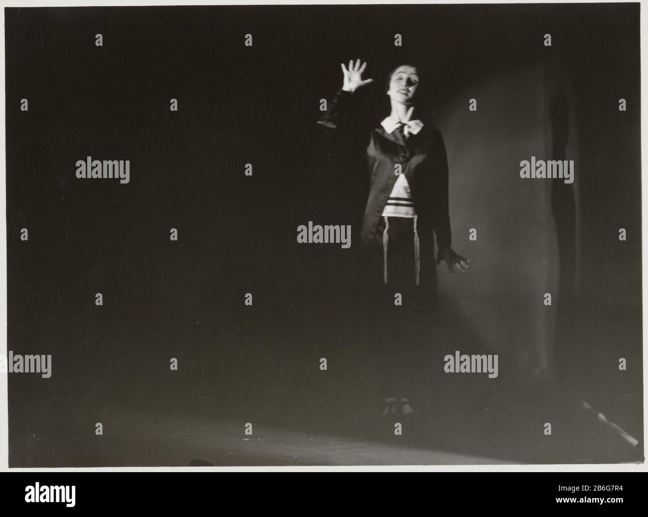 Chaja Goldstein durante il gioco Chaja Goldstein durante il gioco tipo di oggetto: Immagine numero articolo: RP-F F04054 Produttore : fotografo: Jacob Merkelbach (attribuito a) Luogo di fabbricazione: Amsterdam Data: 1930 - 1942 caratteristiche Fisiche: Gelatina argento materiale di stampa: Carta Tecnica: Gelatina argento dimensioni di stampa: H 179 mm × W 242 mm Foto Stock