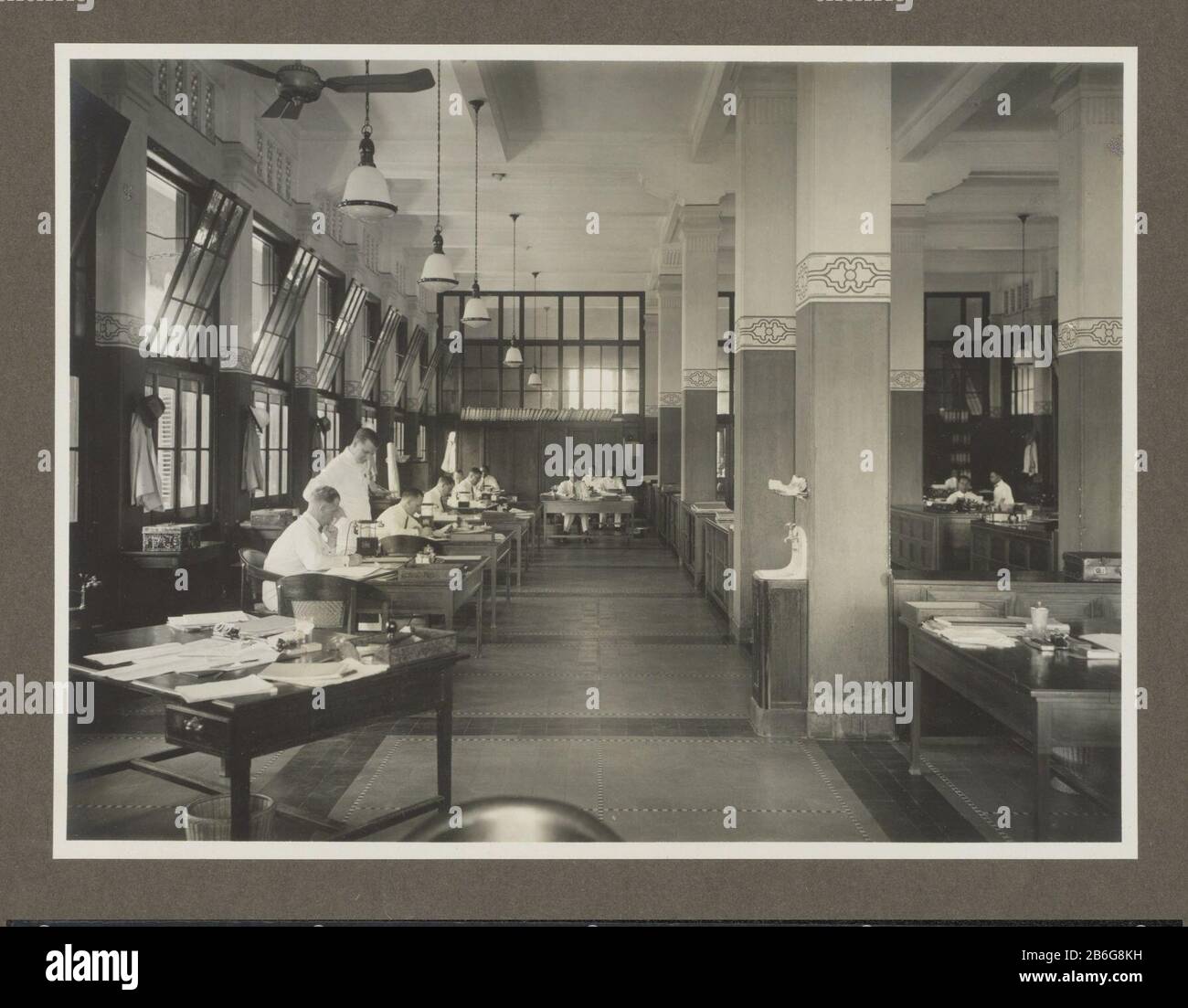 Chef culturafdeeling (oggetto titolo) l'ufficio degli chef il reparto di cultura. Foto nella galleria offerta a A. van der Eyk per conto degli chef e dello staff della Trade Association Amsterdam (HVA) a Surabaya alla sua partenza da Java nell'aprile 1931. Produttore : fotografo: Atelier KurkdjianPlats produce Surabaya Data: Apr 1931 caratteristiche Fisiche : gelatina argento materiale di stampa: Carta Tecnica: Gelatina argento dimensioni di stampa: Foto: H 170 mm × W 230 mm Data: 1920 - 1931 Foto Stock