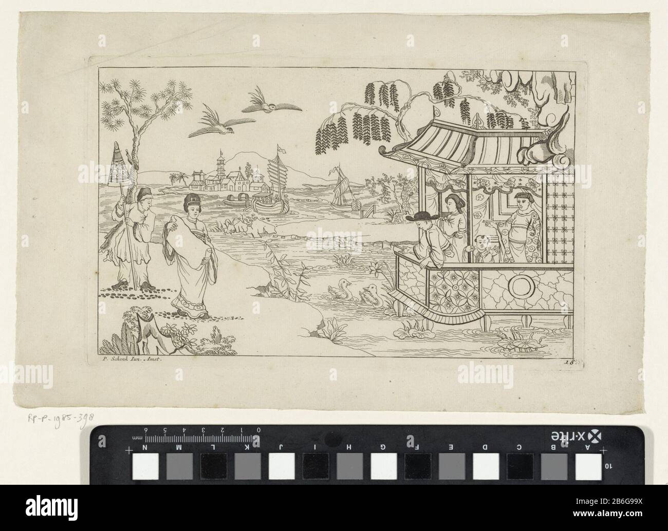 Signora cinese con carta in paesaggio nuovo ragazzo ha avuto interessati Sineesen con grande moeette geteekent e 't è dato da P Schenk Jun, seconda parte (titolo della serie) Een Chinese dame staat Links met een document in de handen in een landschap. Achter haar een bediende met parasol. Rechts vier figuren in een gebouw op palen in het water. Op de achtergrond schepen. Produttore : produttore : Pieter Schenk (II)naar ontwerp van: Pieter Schenk (II)uitgever: Pieter Schenk (II) (vermeld op object)Plats manufacturing: Amsterdam Dating: 1727 - 1775 Physical kenmerken: ETS Material: Papier Techniek: Etsen Dimensio Foto Stock