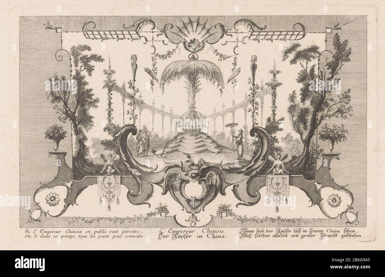 Cinese keizer l'Empe baize Chinois il Kaijser in Cina (titolo su oggetto) in un paesaggio è un uomo cinese nel mezzo, un imperatore, un trono con scale sotto un baldacchino naturale. Sulla sinistra ci sono due uomini, la destra è un uomo con un ombrello. Intorno alla rappresentazione una cornice ornata con ghirlande, vasi di fiori, semi, motivi floreali, figure alate e un drago. Nel margine inferiore un tekst francese e tedesco a due righe. Produttore : printmaker: Anonymous, Designed by Jean Antoine Watteau (copy to) Luogo di produzione: Germania Data: Il o dopo 1729 caratteristiche Fisiche: Etching mate Foto Stock
