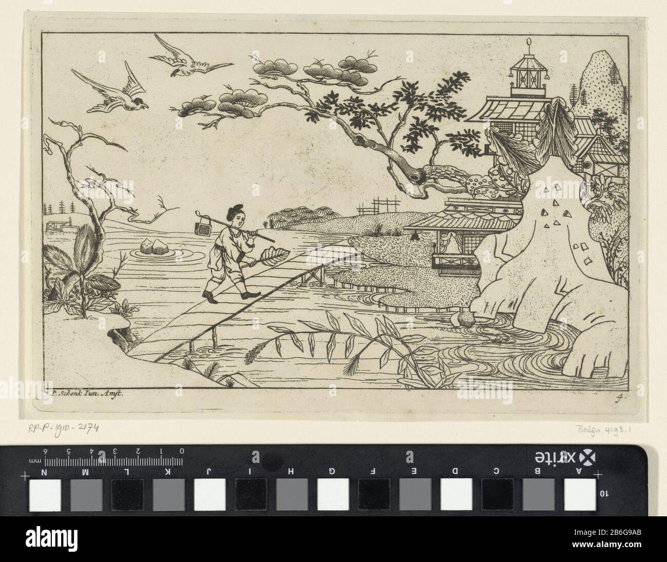 Figura cinese sul ponte sul fiume nuovo ragazzo ha avuto interessati Sineesen con grande moeette geteekent e 't è dato da P Schenk Jun (), prima parte (titolo della serie) Een Chinese figuur loopt met een koffer aan een stok over de schouder en met een blad in de hand over een brug over een rivier. Rechts op de eboouwen. Produttore : produttore : Pieter Schenk (II)naar ontwerp van: Pieter Schenk (II)uitgever: Pieter Schenk (II) (vermeld op object)Plats prodotto: Amsterdam datazione: 1727 - 1775 kenmerken Fisico: ETS Materiale: Papier Techniek: Etsen dimensioni: Plaatrame: H 170 mm × b 262 mm Subjec Foto Stock