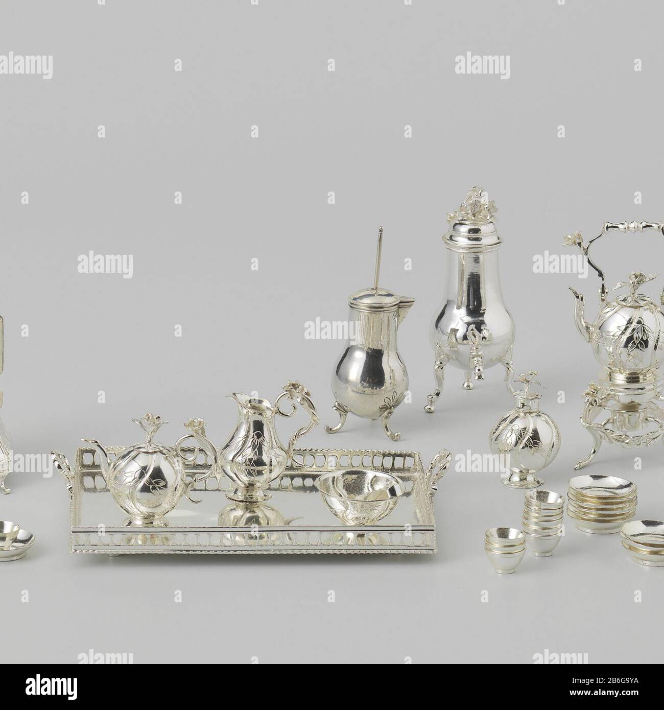 Pentola di cioccolato con bastoncino di agitazione :. Pentola di cioccolato a tre gambe curvate verso l'esterno. Il coperchio ha un foro Dove: Sporge attraverso l'agitatore. La lattina ha un beccuccio e una base per una maniglia. La maniglia è mancante. Intorno alla base delle gambe e dell'ugello e intorno al foro nelle foglie di copertura sono incisi. Il recipiente di cioccolato è etichettato: TR = Amsterdam, jrl = V (1780), e mt = Piede 430. Produttore :... Argentiere: Anonymous location manufacture: Amsterdam Data: 1780 caratteristiche Fisiche: Argento materiale: Argento dimensioni: Può essere: H 6,8 cm. D × 2,8 cm. Dasher: L 6,1 cm. Foto Stock