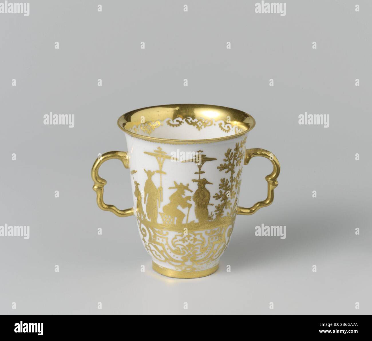 Coppa di cioccolato, dipinta con Goldchinesen Chocoladekop van beschilderd porselein. De kop è disponibile nelle console Goud MET chinoiserieën op. De kop heedft twee verbulde oren. De kop è niet gemerkt. Produttore : porseleinfabriek: Meissener Porzellan Manufakturporseleinschilder: Familie Seuter (atelier van)Plaats manufacturing: Porseleinfabriek: Meissenporseleinschilder: Augsburg Dating: CA. 1725 it/of ca. 1730 - ca. 1735 Materiale: Porselein Techniek: Schildertechniek dimensioni: Geheel: H 7,7 cm. × b 9,5 cm. × d 6,7 cm. Foto Stock