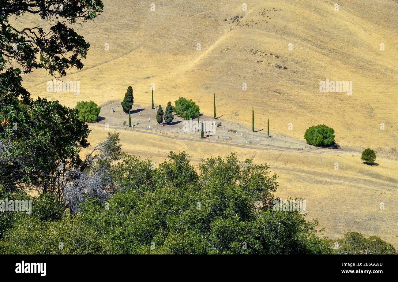 Rose Hill Cemetery visto da collina adiacente, East Bay Regional Park, Nortonville, Antioch, Contra Costa County, California, Stati Uniti Foto Stock
