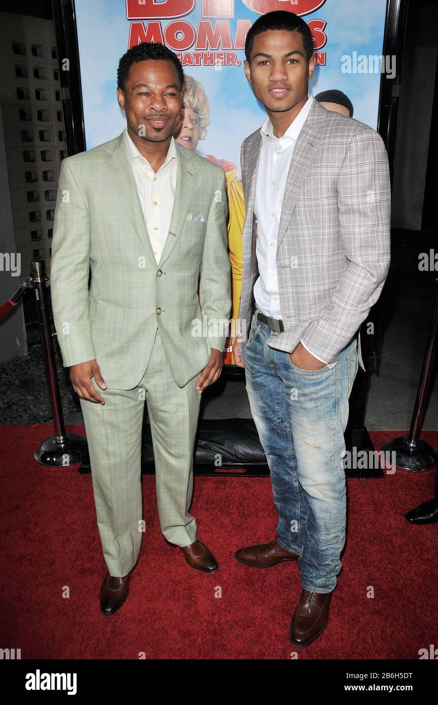 Sugar Shane Mosley e il figlio Shane Mosley allo Screening di Los Angeles di 'Big Mommas: Come Padre, Come Son' tenuto all'Arclight Cinerama Dome di Hollywood, CA. L'evento si è svolto giovedì 10 febbraio 2011. Photo by: SBM / PictureLux Tutti i diritti riservati - file Reference No.33984-1064SBMPLX Foto Stock