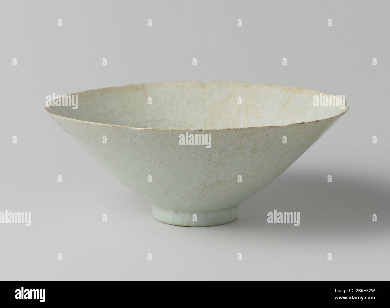 Coppa conica con tre medaglioni incisi Conische kom van steengoed met een geschulpte rand, bedekt met een trasparente glazuur met een lichtblauwe tint. Op de binnenwand driemaal een ingegrift medaillon met een decoratie. Twee barsten in de rand. Qingbai. Produttore : pottenbakker: AnoniemPlaats fabbricante: China Dating: CA. 960 - ca. 1279School / stijl: Song-dynastie (960-1279) Physical kenmerken: Steengoed met een lichtblauw glazuur Material: Steengoed glazuur Techniek: Draaiend bewerken / bakken / graveren (inkerven) / glazuren dimensioni: H 6,5 cm × d 17 cm Foto Stock