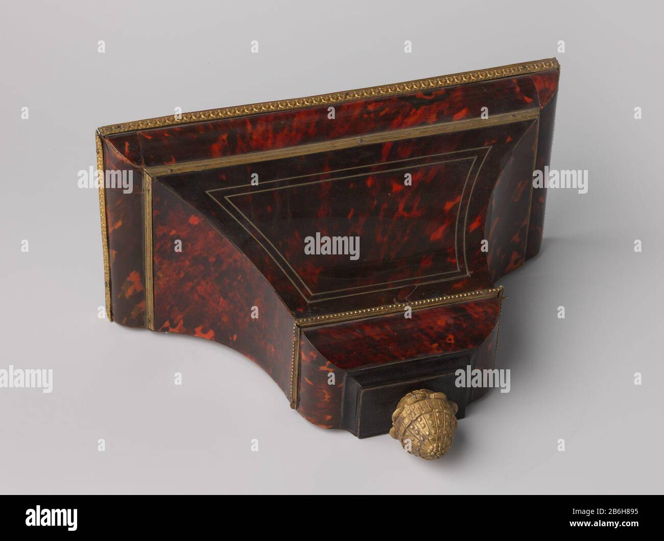 Console, terminando in un cono di pino dorato Schuin aflopende console eindigend in een verguld bronzen pijnappel. Deel uitmakend van een kartelklok, belijmd met schildpad en ebbenhout, met verguld bronzen beslag.Zie: BK-15990-a.. Produttore : anoniemPlats fabbricante: Frankrijk datazione: 1700 - 1725 Materiale: Ebbenhout messing schildpad brons Techniek: Vergulden dimensioni: H 28,5 cm. × b 37,0 cm. × d 17,5 cm. Foto Stock