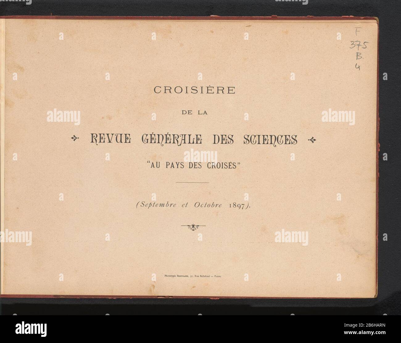 Croisière de la Revue générale des sciences au ples des croisés (Septembre et Octobre 1897) / [photogr. Ernest Diehl (...) et al] (oggetto del titolo) Tipo Di Oggetto:. Book Object number: RP-F-2010-117 Iscrizioni / marchi: Data, front, Inside, hand-written, 'JAN / 2010'Vervaardiging Dating: CA. 1898 Materiale: Cartone carta lino Tecnica: Stampa / copia dimensioni: H 415 mm × W 303 mm × d 20 mm Foto Stock