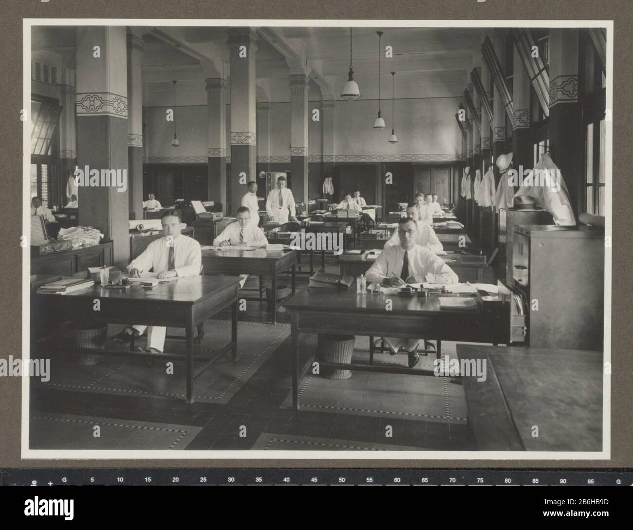 Culturafdeeling (oggetto del titolo) il reparto di cultura dell'ufficio dello chef. Foto nella galleria offerta a A. van der Eyk per conto degli chef e dello staff della Trade Association Amsterdam (HVA) a Surabaya alla sua partenza da Java nell'aprile 1931. Produttore : fotografo: Atelier KurkdjianPlats produce Surabaya Data: Apr 1931 caratteristiche Fisiche : gelatina argento materiale di stampa: Carta Tecnica: Gelatina argento dimensioni di stampa: Foto: H 170 mm × W 230 mm Data: 1920 - 1931 Foto Stock