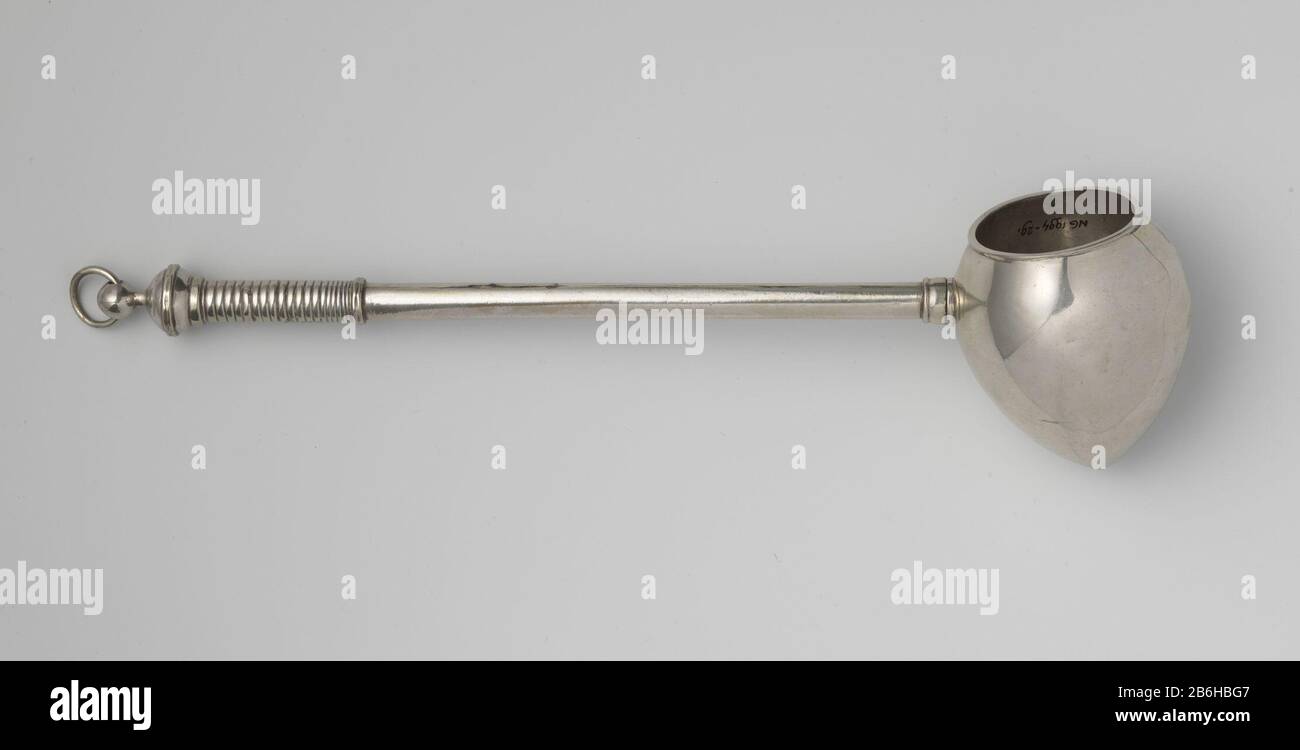 Waterschep Met de kop in de vorm van een kokosnoot. Rechte acciaio die aan het uiteinde is omwikkeld met een koord van zilver. Door de knop op het uiteinde zit een ring. Op de knop staat een belastingmerk. Cantiere : Anoniem dating: 1700 - 1799 Materiale: Zilver dimensioni: L 35,5 cm. (bak met) × b 7,7 cm. (Bak) × g 281 gr Data: 1700 - 1799Wie: West-Indische compagnie Foto Stock