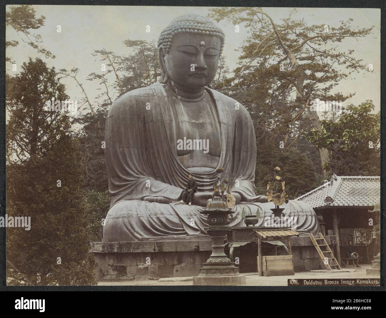 Parte dell'album con 69 foto di un viaggio in Giappone. Produttore : fotografo: Kusakabe Kimbei (attribuito all'officina) Luogo di produzione: Kamakura datazione: 1890 - 1894 Caratteristiche Fisiche: Albume colorato a mano stampa materiali: Carta di cartone carta fotografica Tecnica: Albume stampa dimensioni : foto: H 198 mm × W 262 mm Oggetto: Monumento, statua quando: 1890 - 1894 Foto Stock