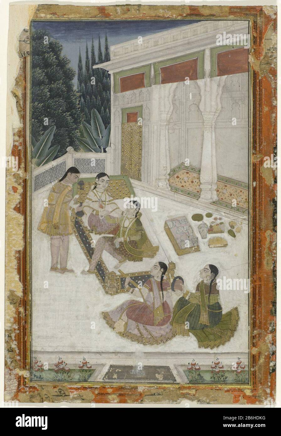 Donne su una terrazza su una terrazza bianca a destra una galleria del palazzo, è un gruppo di Signore, due su un divano, alcuni come uno strumento musicale in mano; dietro la panca c'è un foglio con decanter, tazze e bicchieri, e dietro il quale vassoi con cibo; nel giardino dietro la terrazza si trovano alberi scuri da vedere, e cipressi e alcune grandi foglie di palma, la terrazza un laghetto con fontana e aiuole su entrambi i lati. Le prestazioni sono orlate da tubature e linee di profilati gialli e dorati, i bordi delle foglie sono dipinti di colore arancione e piuttosto beschadigd. Produttore : artista: Anonimo luogo manufactu Foto Stock